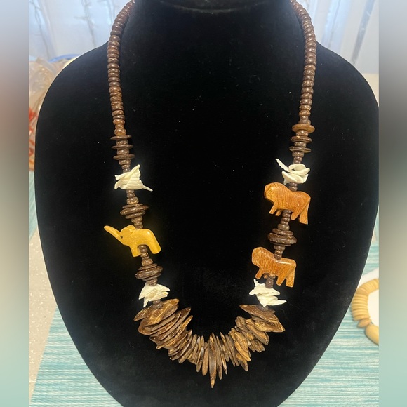 Handcrafted Wood Animal Necklace - Vintage - Picture 3 of 5